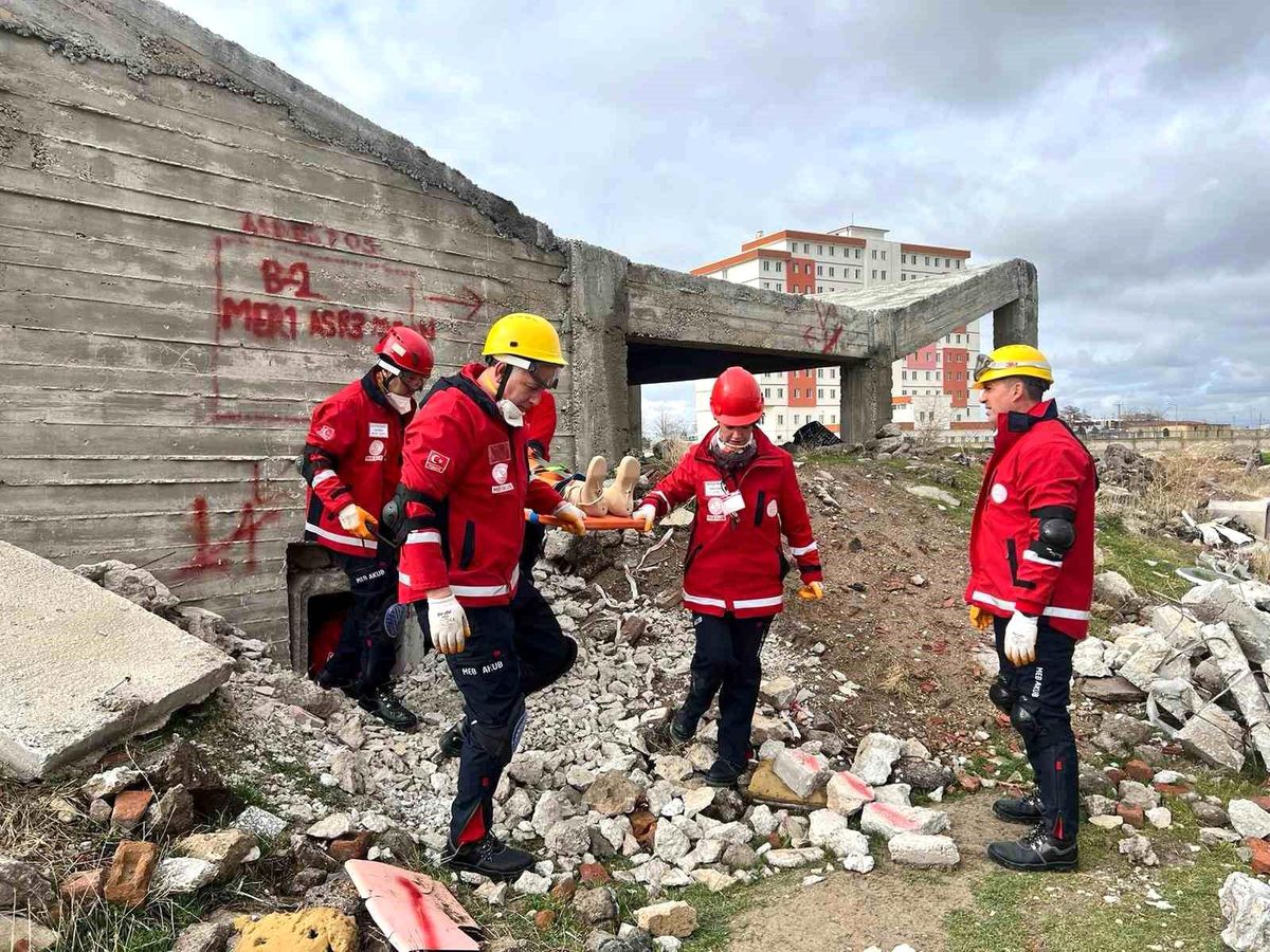 Aksaray\'da Milli Eğitim Bakanlığı\'nın başlattığı proje ile Arama Kurtarma Birliğine katılan öğretmenler eğitimlerini tamamladı