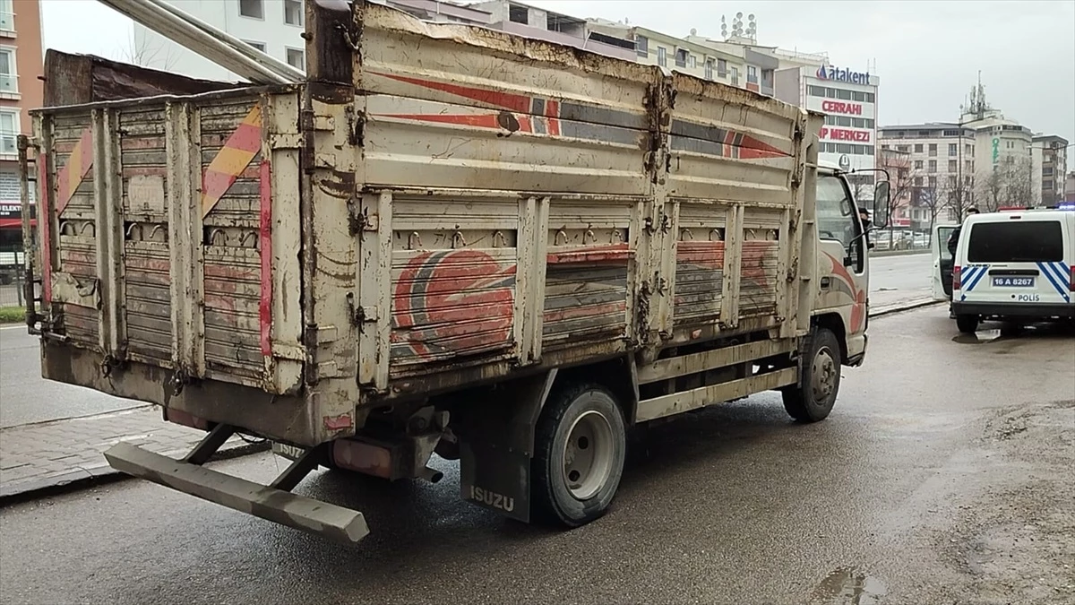Orhangazi\'de geri manevra yapan kamyon kadına çarptı