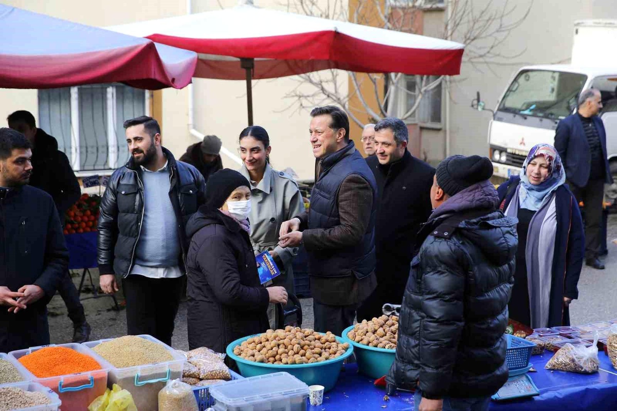 AK Parti Eskişehir Büyükşehir Belediye Başkan Adayı Nebi Hatipoğlu, Pazarcı Esnafı ve Vatandaşları Ziyaret Etti