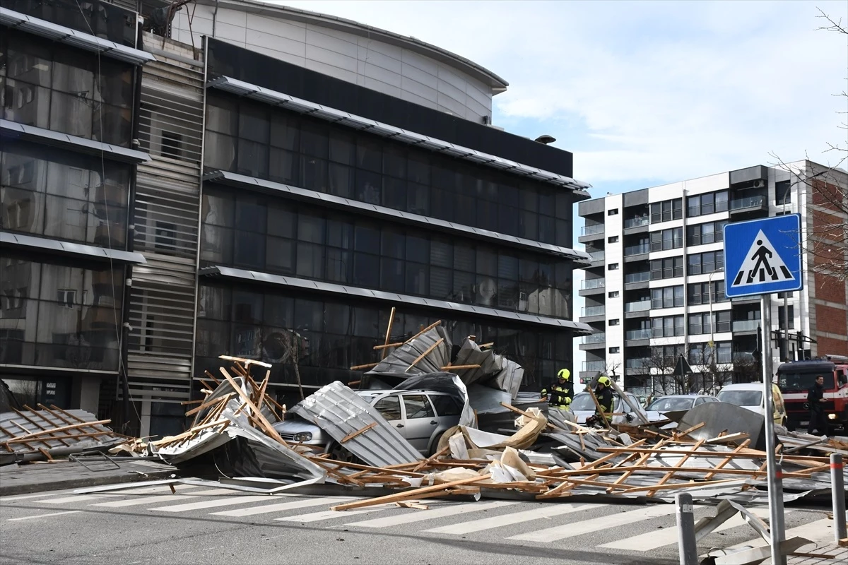 Priştine\'de şiddetli rüzgar nedeniyle belediye binasının çatısı uçtu, 1 kişi yaralandı