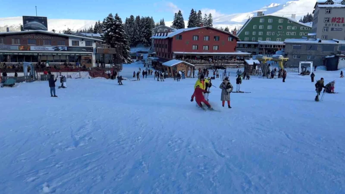 Uludağ\'da kayak yapan profesyonel kayakçı köpeğe çarptı