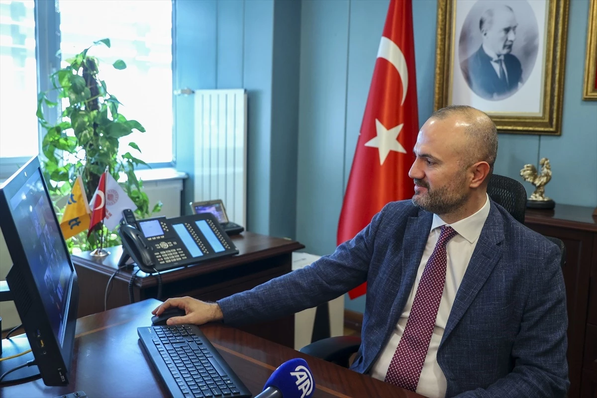 PTT Genel Müdürü Hakan Gülten, 2023\'e damga vuran fotoğraflara oy verdi