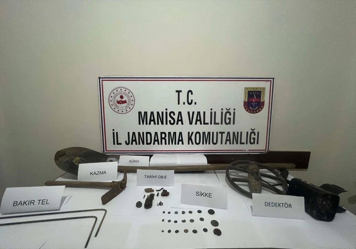 Manisa\'da tarihi eser kaçakçılığı operasyonunda 21 sikke ile objeler ele geçirildi