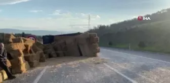 Gönen'de saman yüklü kamyon devrildi