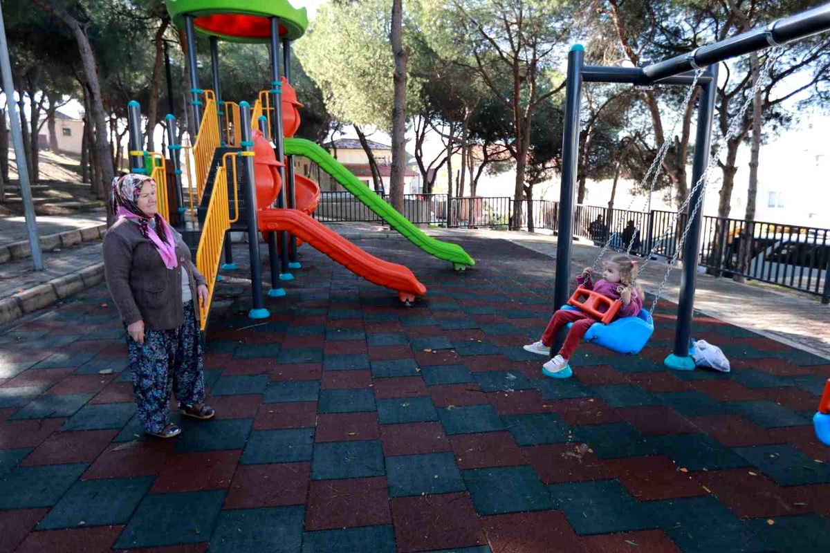 İzmir Selçuk\'ta Çamlık Parkı\'nda Oyuncak Grubu ve Kütüphane Yenilendi