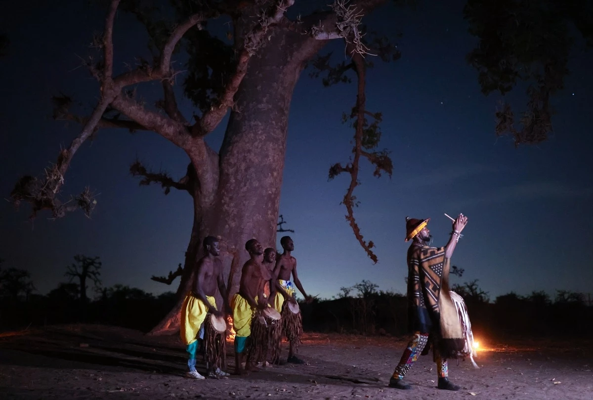 Senegal\'de Baobab Ağaçları Arasında Etnik Grupların Dans ve Müzikleriyle Düzenlenen Sürpriz Akşam Yemeği
