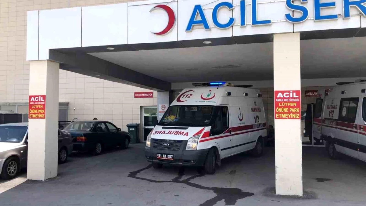 Niğde-Ankara Otoyolu Alın Gişeleri Mevkiinde Trafik Kazası: 1\'i Ağır 2 Kişi Yaralandı