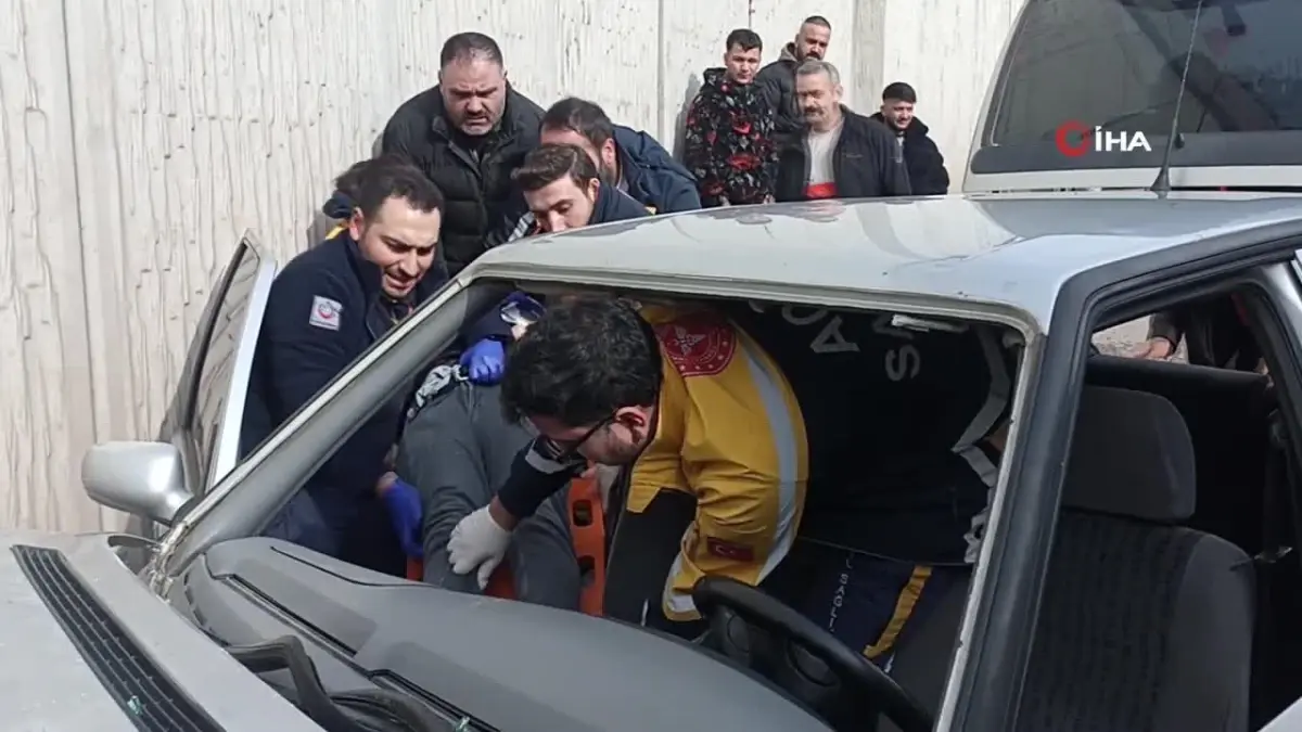 Sivas'ta otomobiller kafa kafaya çarpıştı: 1'i ağır 3 yaralı