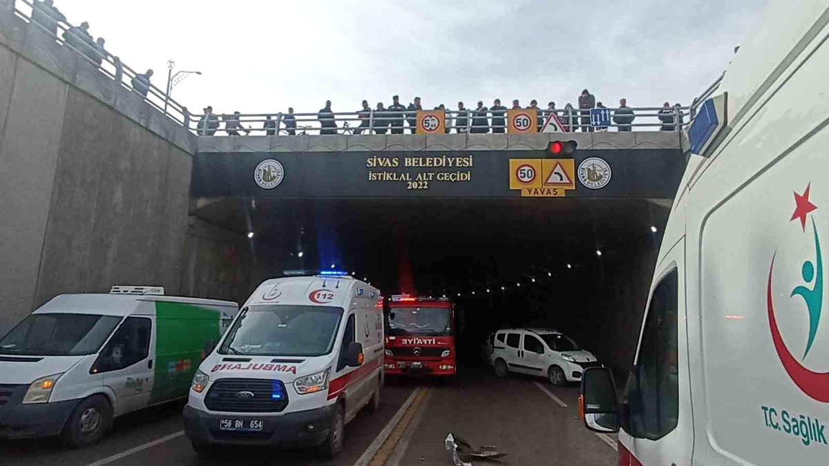 Sivas\'ta Alt Geçitte Kafa Kafaya Çarpışma: 1\'i Ağır 3 Kişi Yaralandı