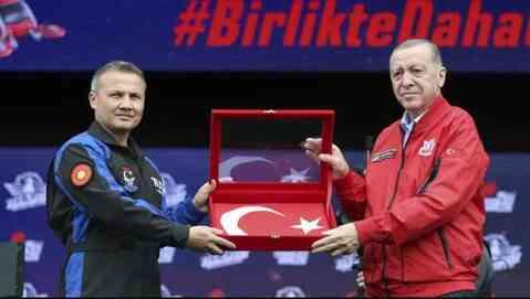 Son hazırlıklar tamamlandı! İlk Türk astronot Alper Gezeravcı'nın da içinde bulunduğu kapsülün kapağı kapatıldı