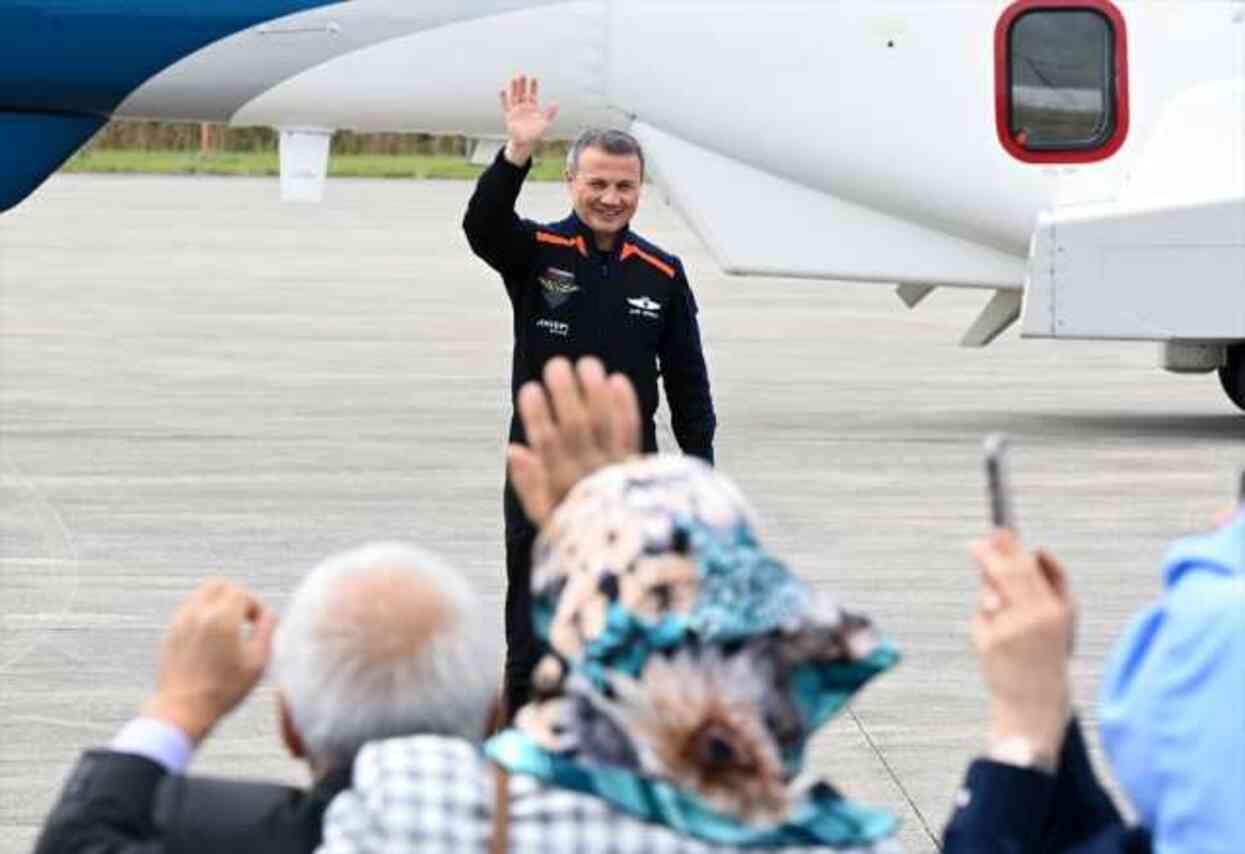 Son hazırlıklar tamamlandı! İlk Türk astronot Alper Gezeravcı'nın da içinde bulunduğu kapsülün kapağı kapatıldı