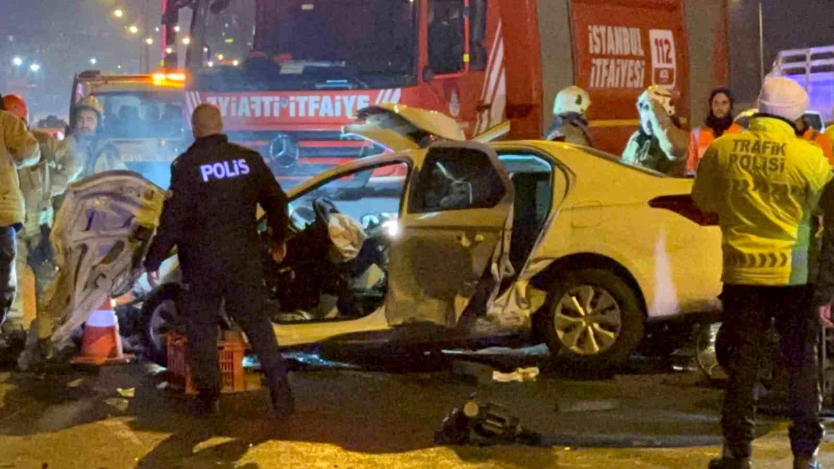Sultangazi\'de trafikte makas atan araç dampere çarptı: 1 ölü, 2 yaralı