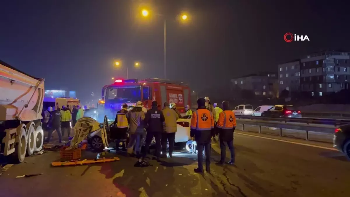 Sultangazi'de makas atan araç yol kenarındaki dampere çarptı: 1 ölü, 2 yaralı