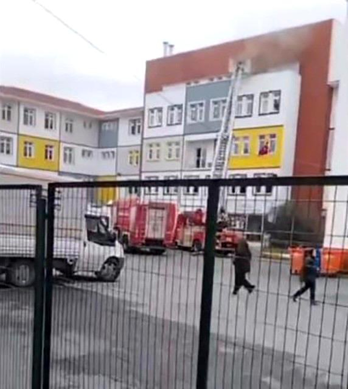Sultangazi\'deki Okulda Elektrik Panolarının Yanması Sonucu Yangın Çıktı
