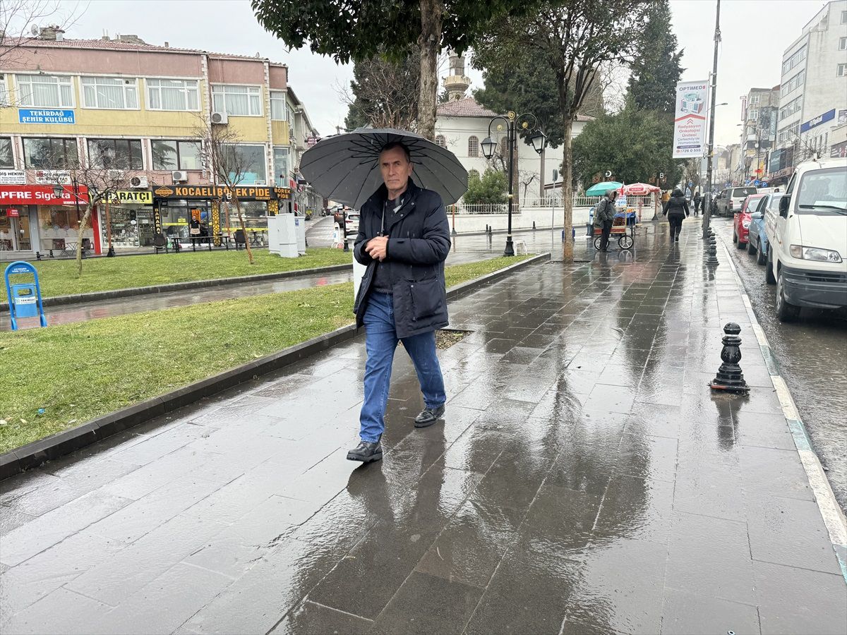 Tekirdağ\'da Sağanak Yağış Hayatı Olumsuz Etkiledi