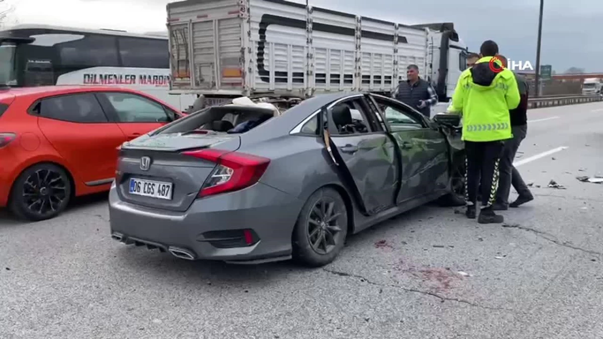 TEM\'de tıra çarpan otomobilin tavanı koptu: 3 yaralı