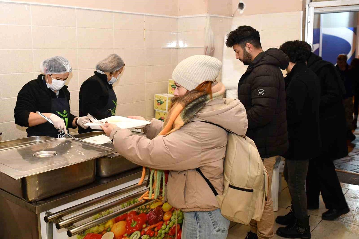 Tepebaşı Belediyesi Üniversite Öğrencilerine Ücretsiz Yemek Hizmeti Sunuyor