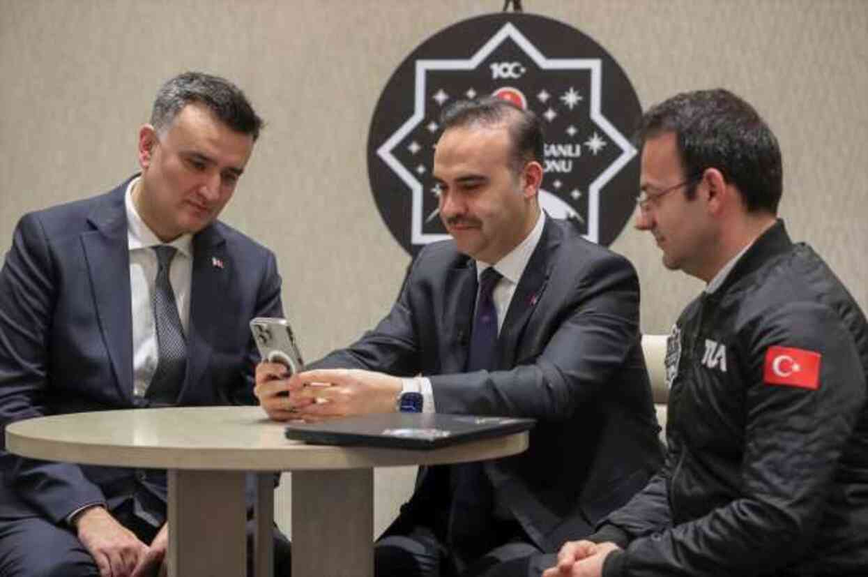 Türk Astronot Alper Gezeravcı ile Fırlatma Öncesi Görüntülü Konuşma Yapıldı Türk Astronot Alper Gezeravcı ile Fırlatma Öncesi Görüntülü Konuşma Yapıldı