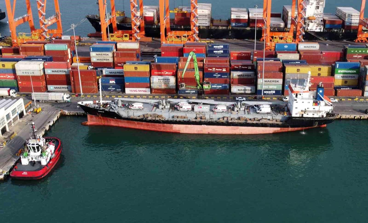 Türk Kızılay\'ının Gazze\'ye Yardım Gemisi Mersin\'den Uğurlandı