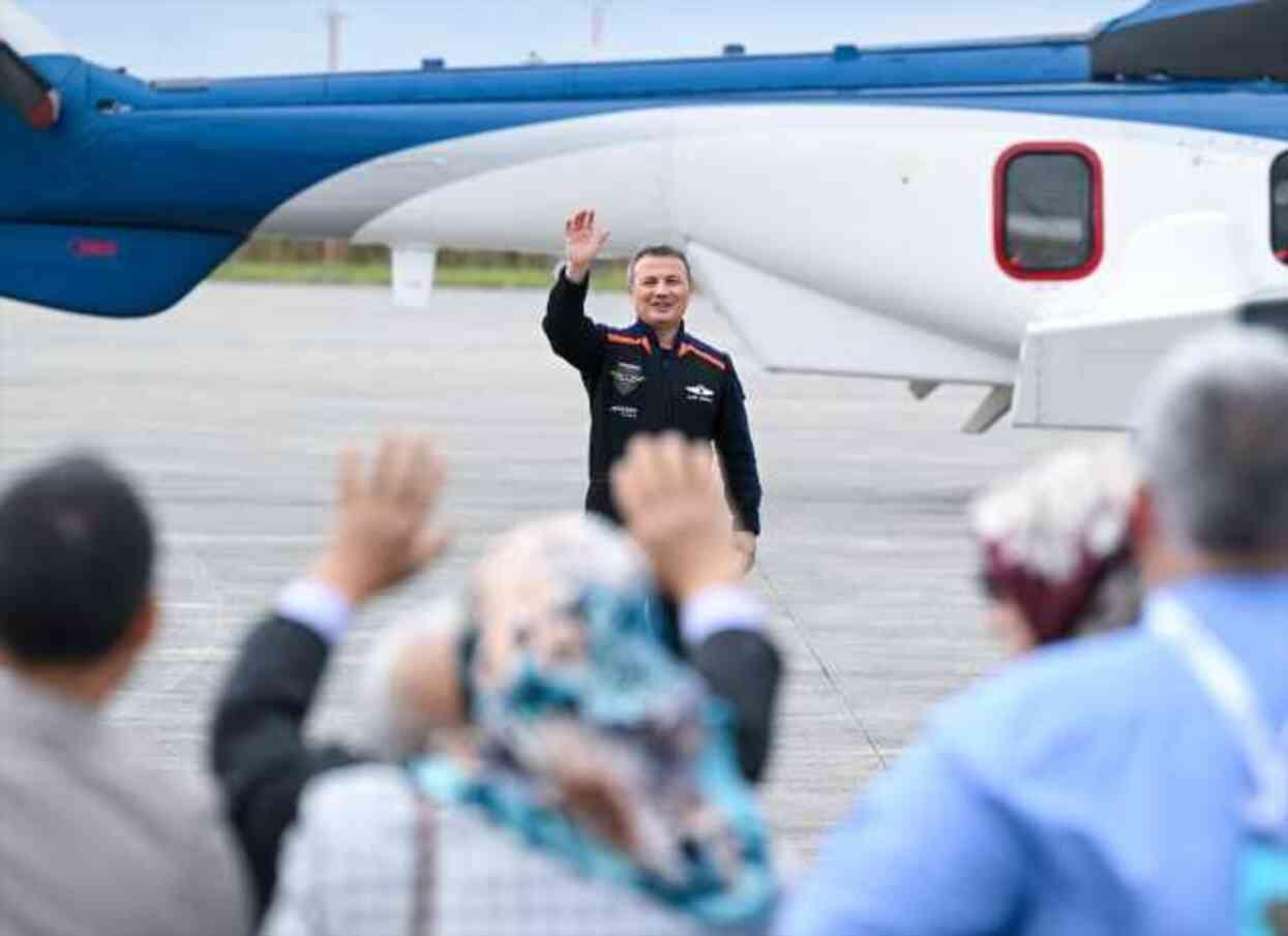 Türkiye'nin ilk astronotu Alper Gezeravcı ailesiyle böyle vedalaştı