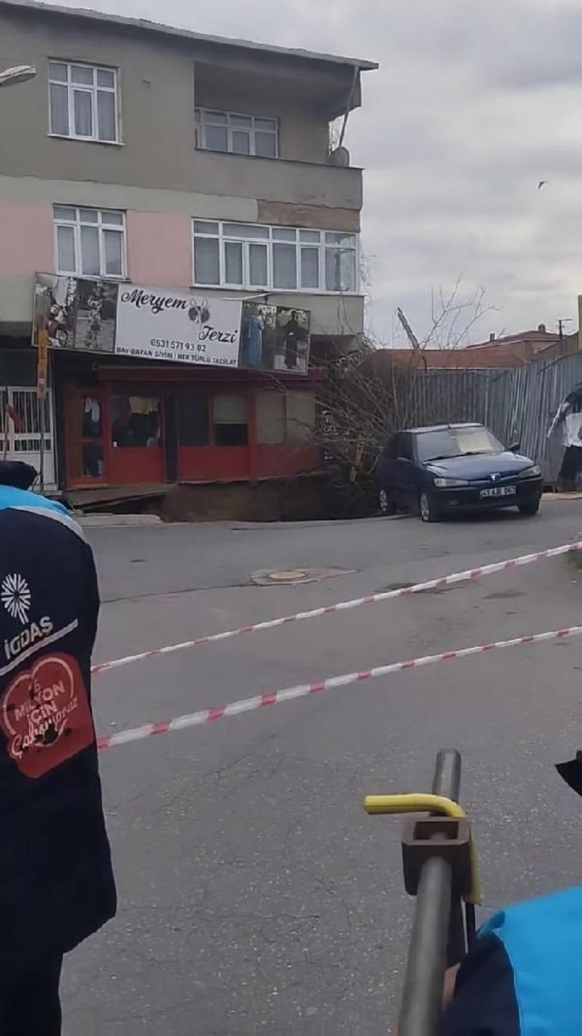 Ümraniye\'de metro çalışması sırasında caddede çökme meydana geldi