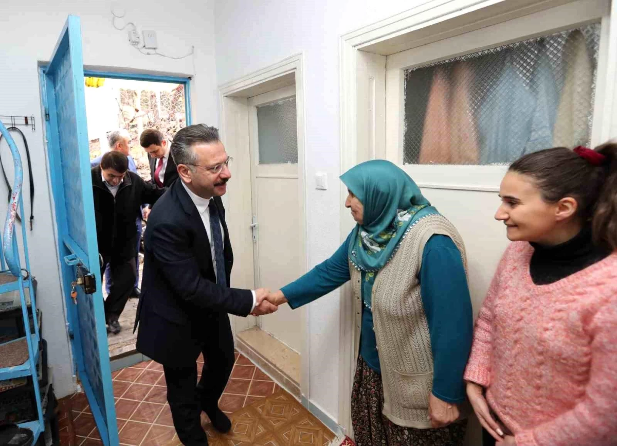 Eskişehir Valisi Hüseyin Aksoy Şehit Jandarma Er Mustafa Türker\'in ailesini ziyaret etti