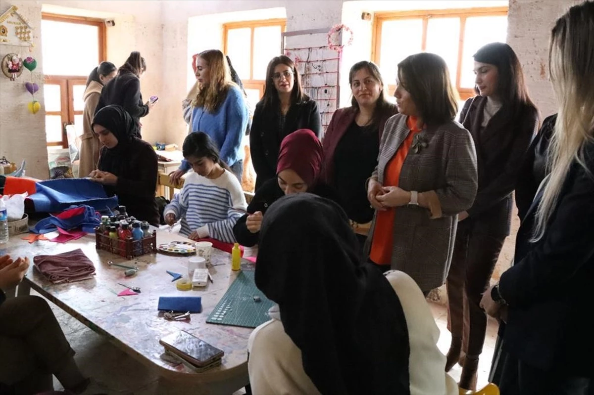 Şanlıurfa Valisi Hasan Şıldak\'ın eşi Fatma Şıldak, Viranşehir\'de Kadın Kültür Merkezi\'ni ziyaret etti