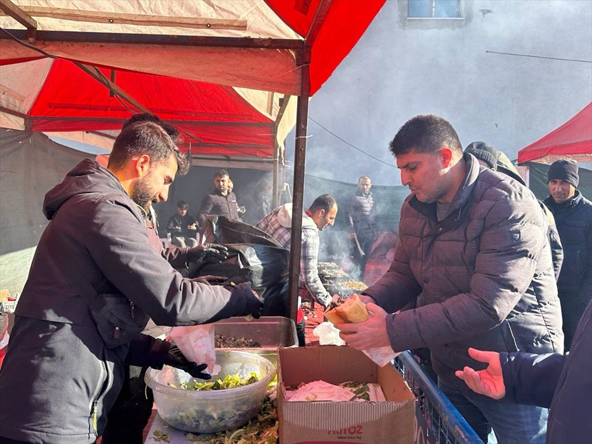 Van\'da düzenlenen Yöresel Ürünler Fuarı\'nda 1 ton hamsi dağıtıldı