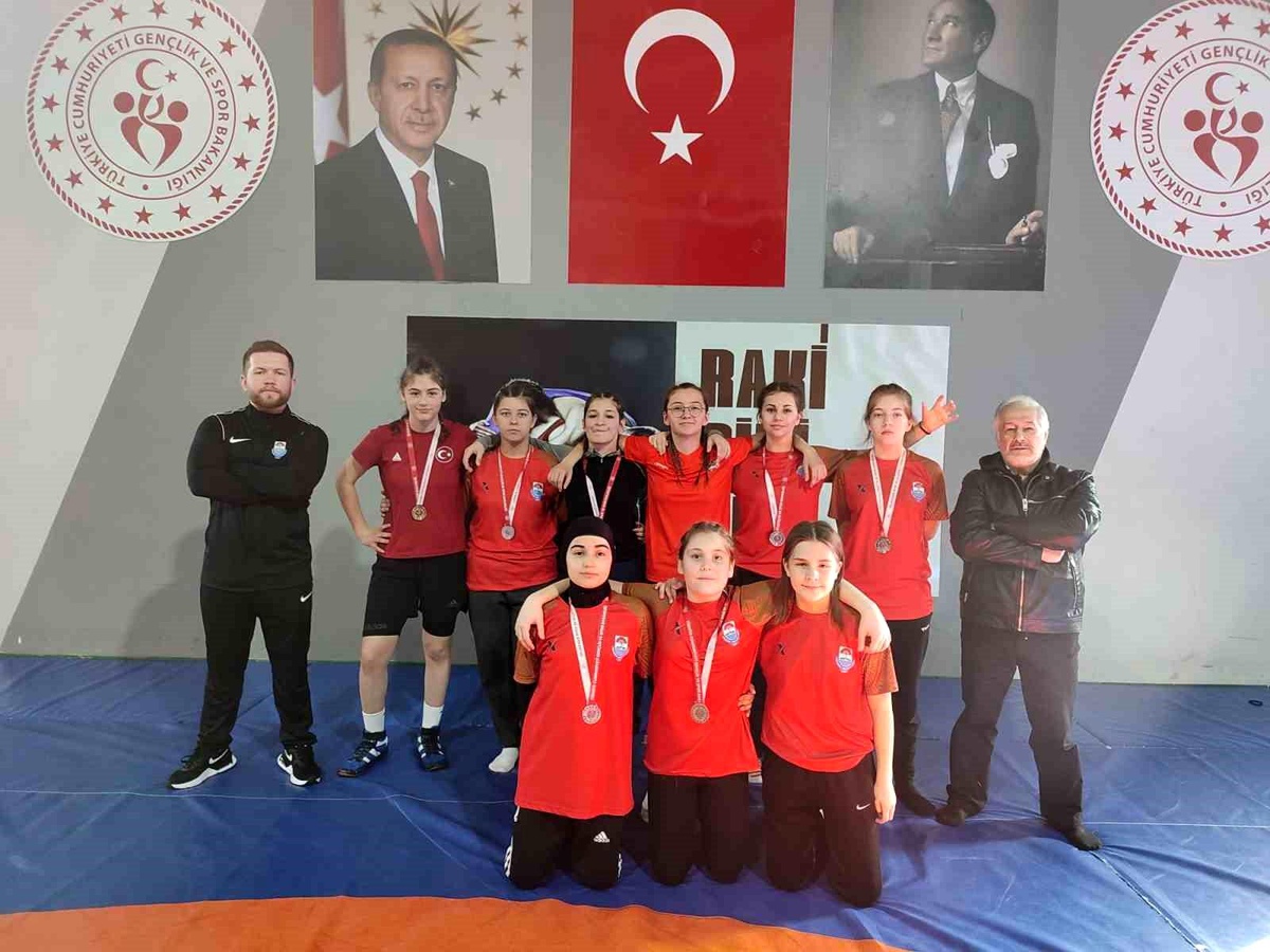 Yalova Belediyespor Kız Güreş Takımı Okullar Arasında Başarı Elde Etti
