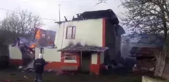 Eflani'de çıkan yangında 2 katlı ahşap ev kullanılamaz hale geldi