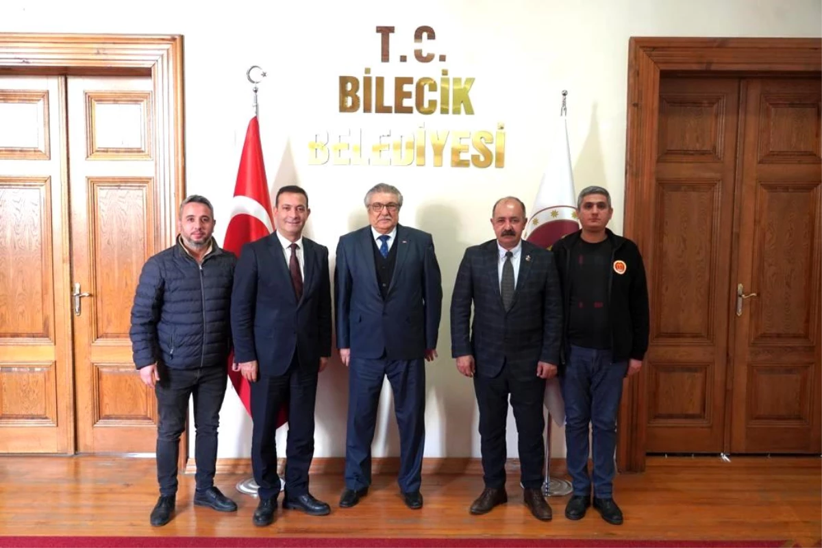 Bilecik Belediye Başkanı Mustafa Sadık Kaya, hayırlı olsun için gelenleri ağırlıyor