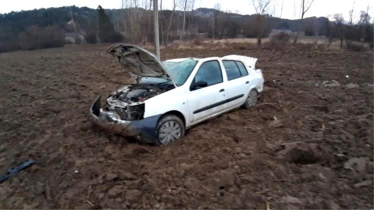 Bolu\'da yağışın etkisiyle kayganlaşan yolda kaza: 2 yaralı