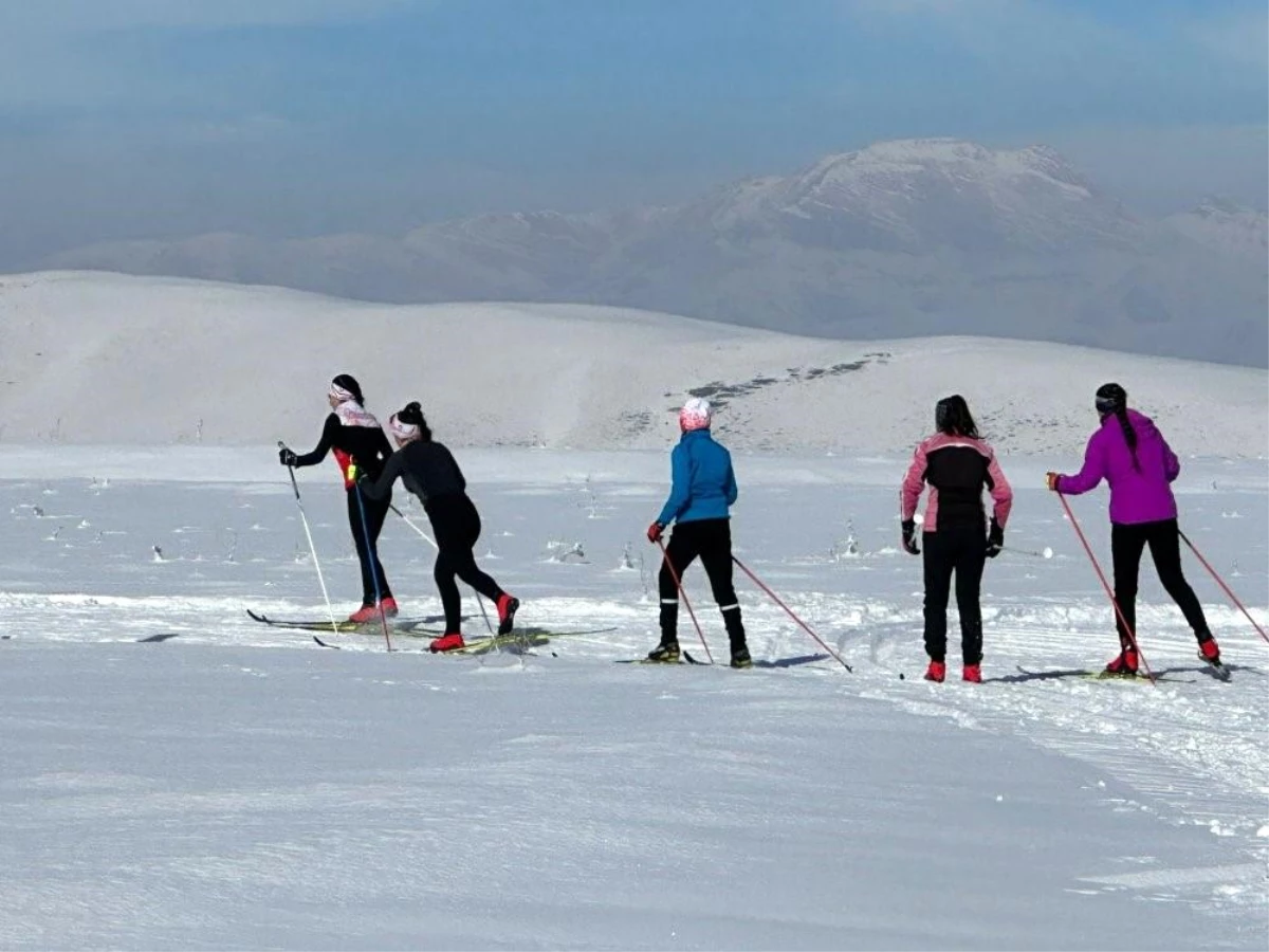 Yüksekova\'da İsviçre\'yi aratan kayak merkezi için sporcular hazırlanıyor