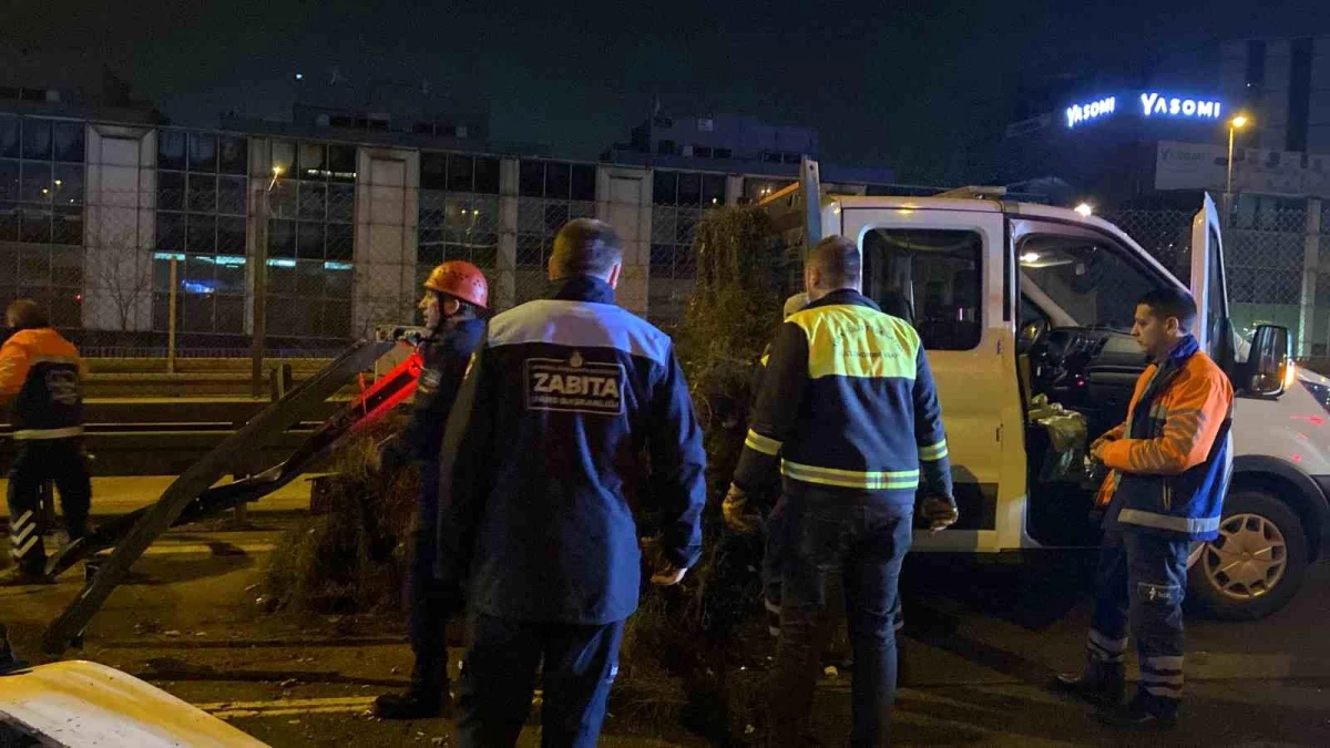 Zeytinburnu E-5 Karayolu\'nda Lüks Otomobil İSTAÇ\'a Ait Yol Bakım Aracına Çarptı