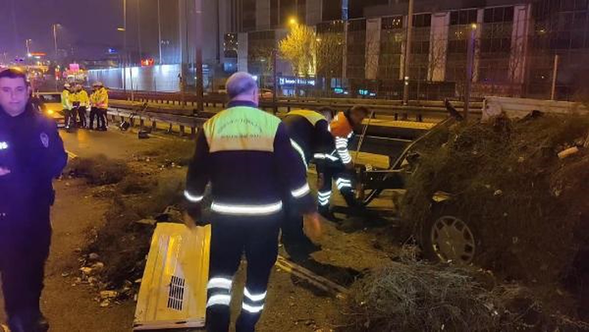 ZEYTİNBURNU\'DA Lüks Otomobil Belediye Aracına Çarptı: 4 Yaralı