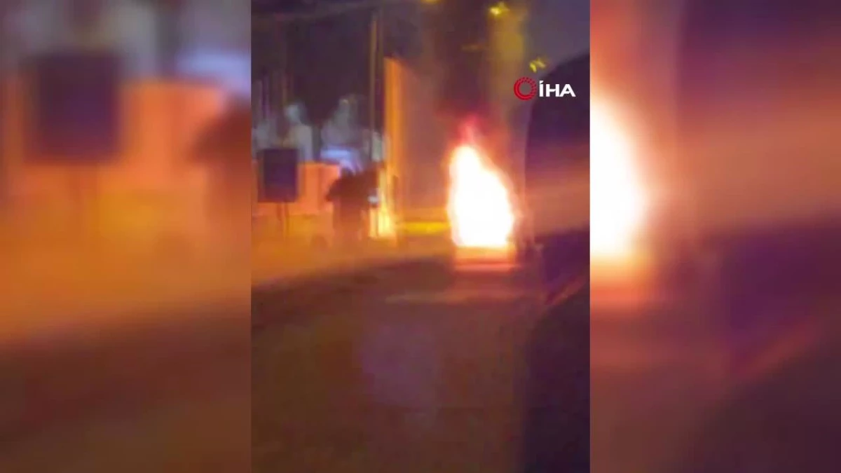 Zeytinburnu\'nda park halindeki araç alev alev yandı