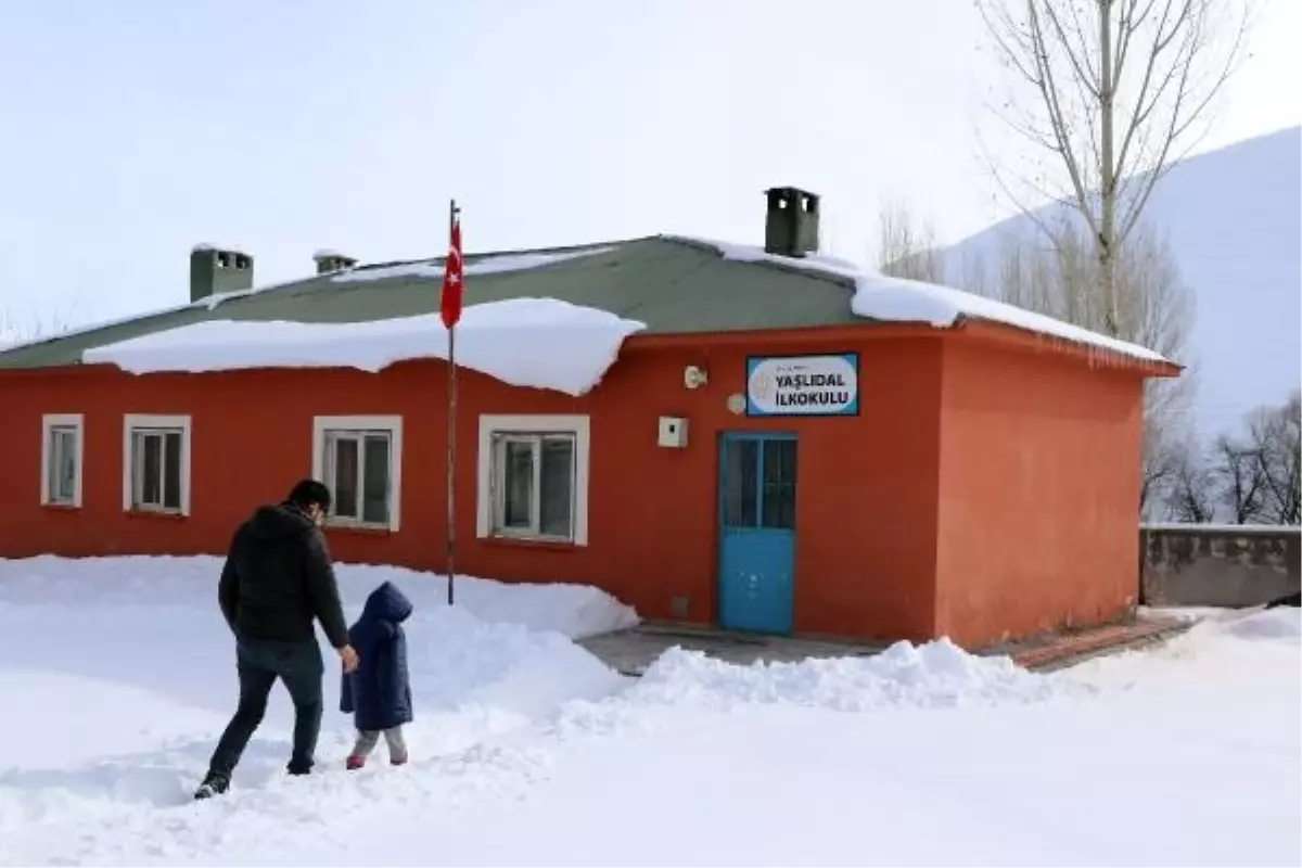 Van ilçesinde tek öğrencili okulda karne heyecanı