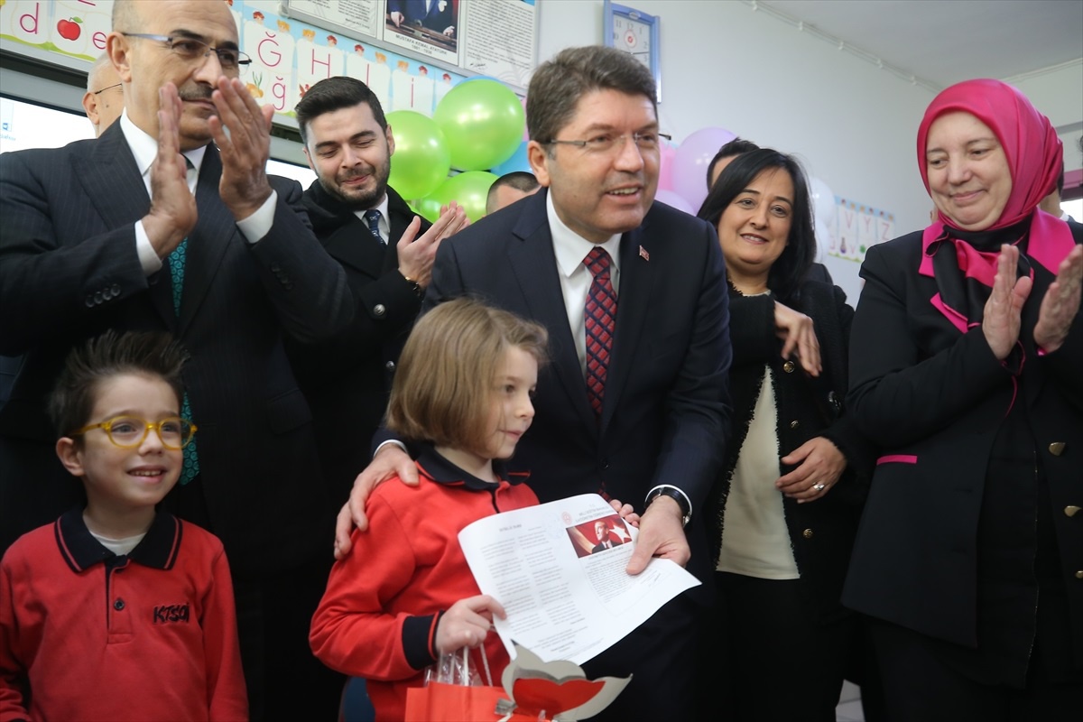 Adalet Bakanı Yılmaz Tunç, Bursa\'da karne dağıtım törenine katıldı