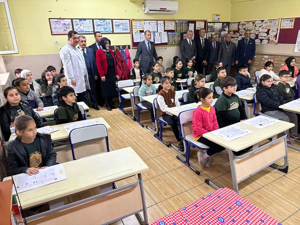 Adana\'da Şehit Avukat Mehmet Özel İlkokulu\'nda Karne Töreni Düzenlendi