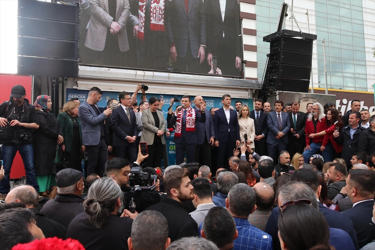 AK Parti Antalya Büyükşehir Belediye Başkan Adayı Hakan Tütüncü, Partililerce Çiçeklerle Karşılandı