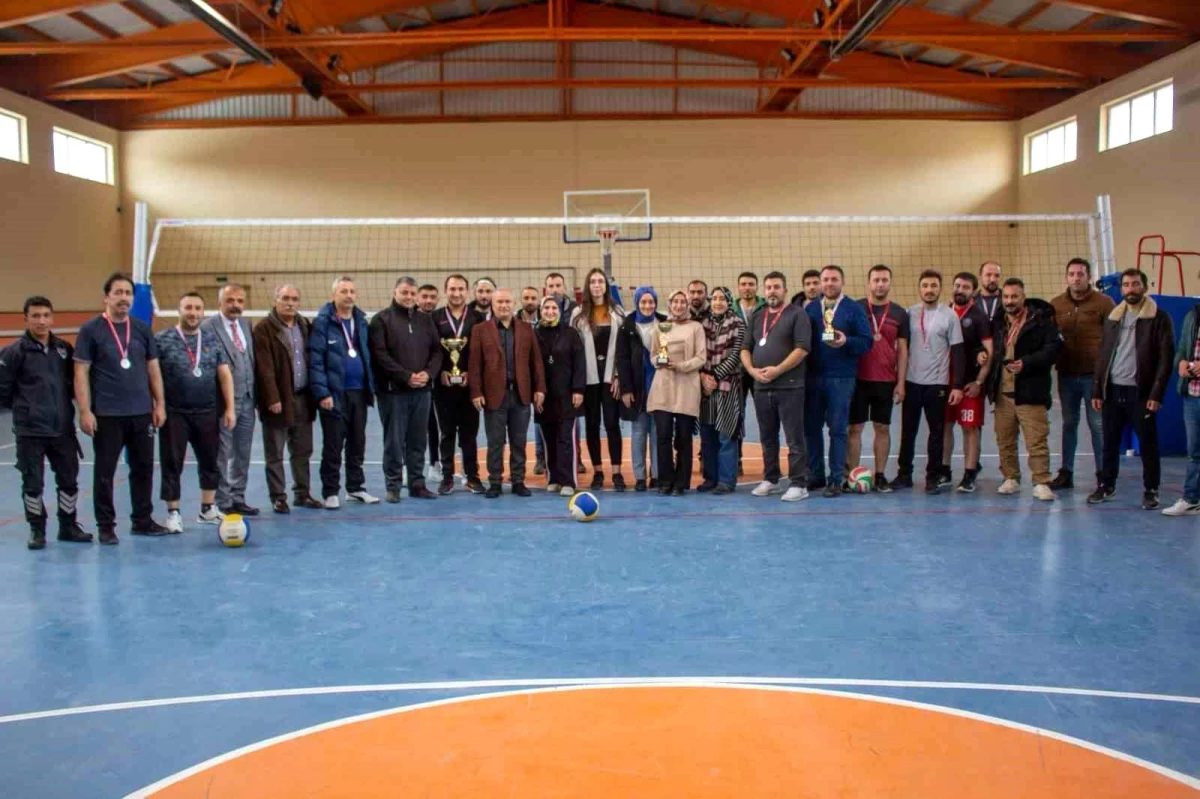 Akkışla Gençlik ve Spor İlçe Müdürlüğü tarafından düzenlenen 100. Yıl Voleybol Turnuvası sona erdi