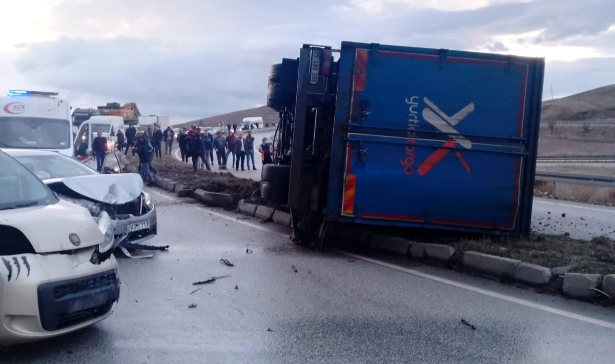 Amasya\'da kargo araçlarının karıştığı kazalarda 1 kişi hayatını kaybetti, 3 kişi yaralandı