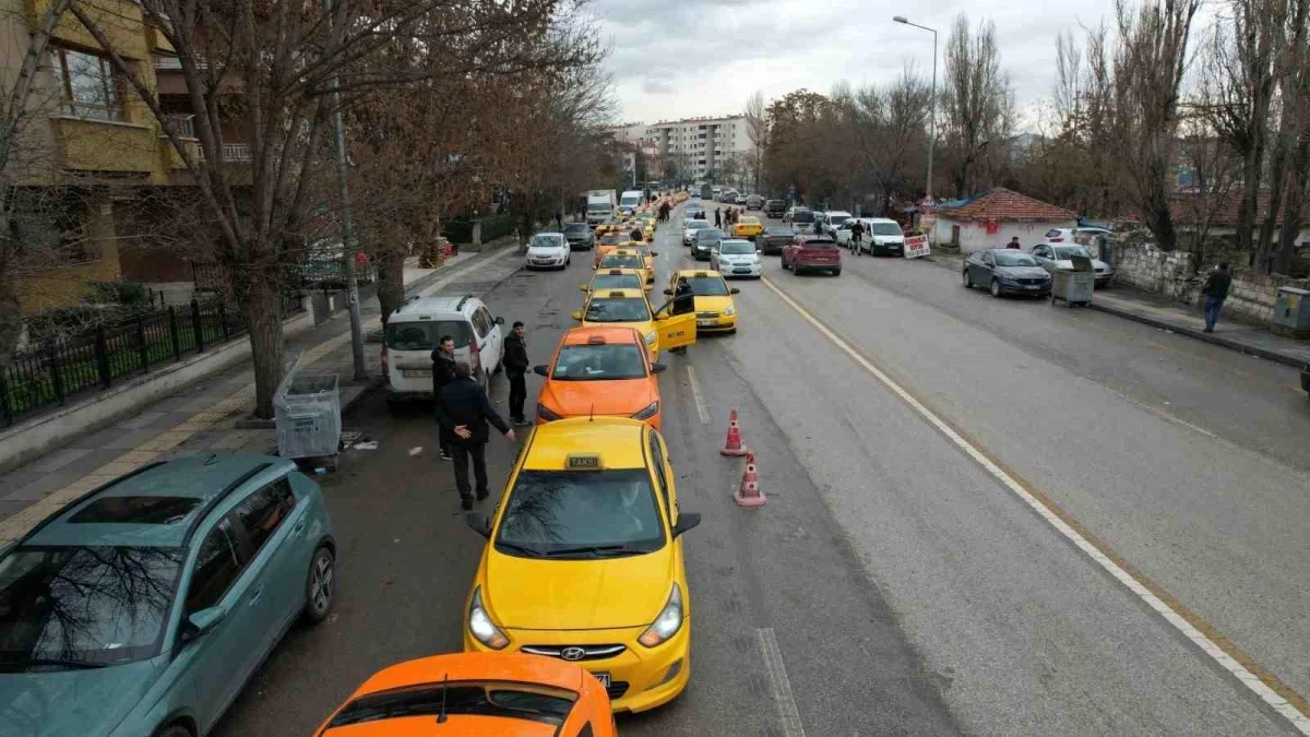 Ankara\'da taksi ücretlerine zam yapıldı, taksiciler uzun sıralar oluşturdu