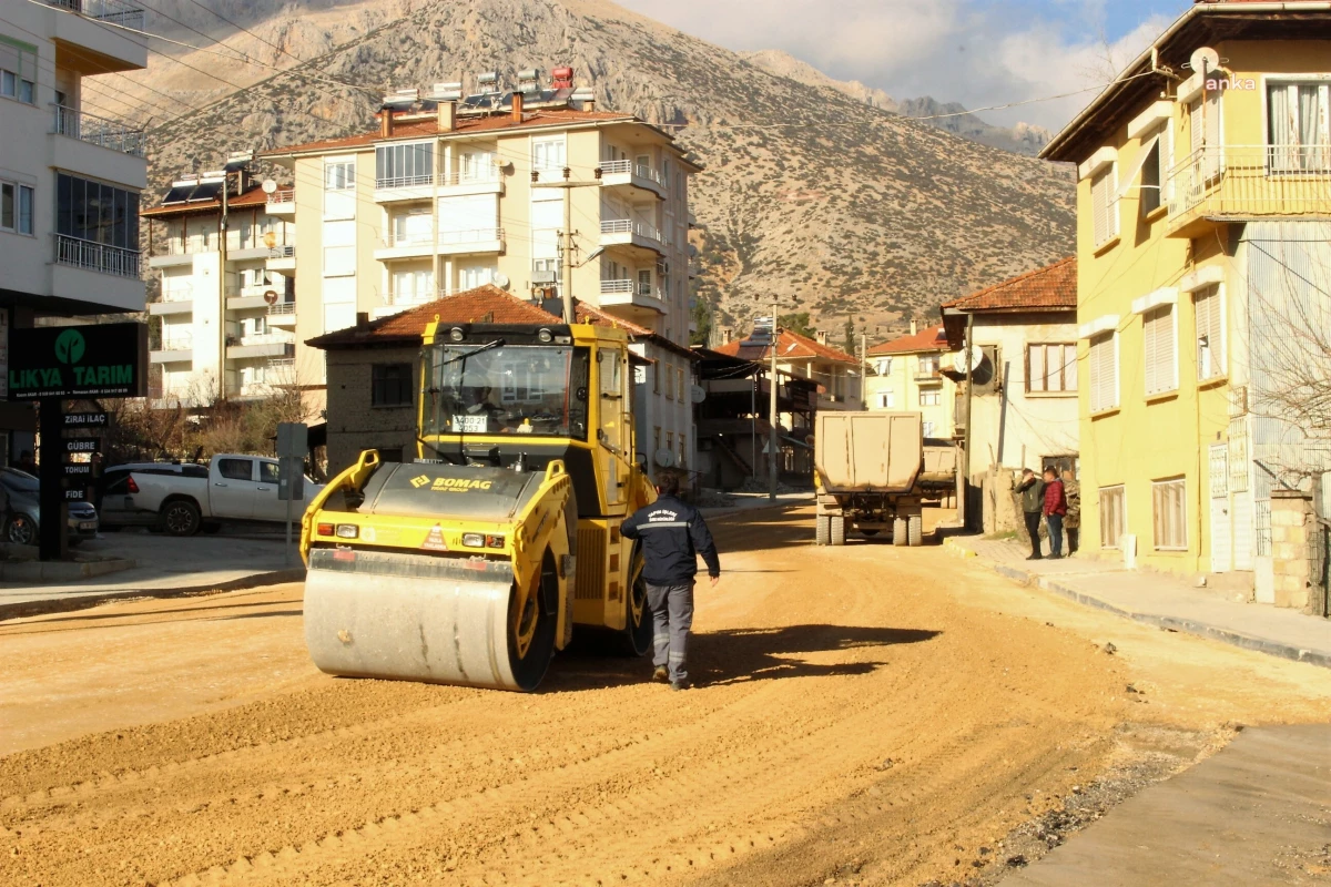Antalya Büyükşehir Belediyesi, Elmalı ilçesindeki caddeleri sıcak asfaltla kaplıyor