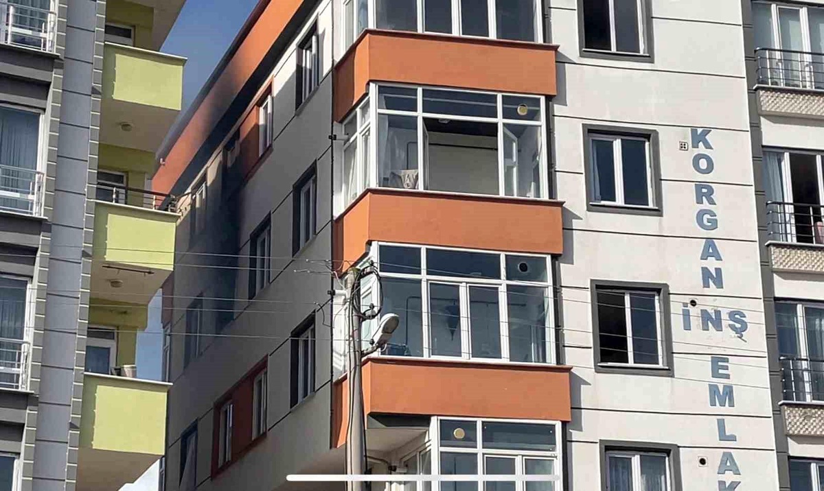 Tekirdağ Kapaklı\'da Yangın: Çatı Katında Mahsur Kalan 2 Kişi Kurtarıldı