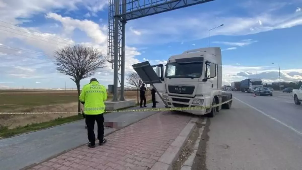 Konya'da TIR'ın önünde bekleyen sürücüye yön levhası çarptı