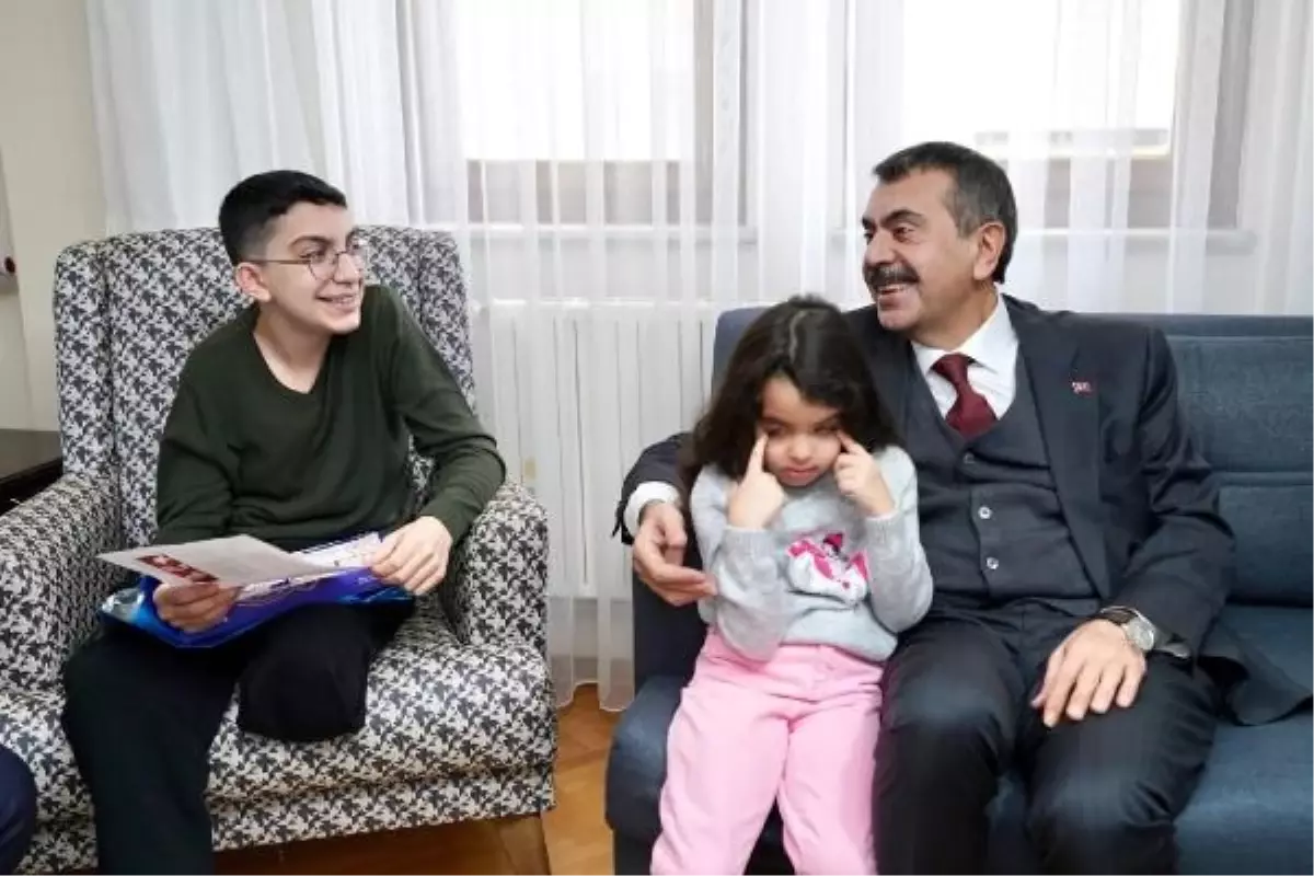Bakan Tekin, depremzede öğrenciye karnesini evinde verdi