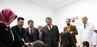 Milli Eğitim Bakanı, hastanede eğitim alan öğrencilere karnelerini dağıttı