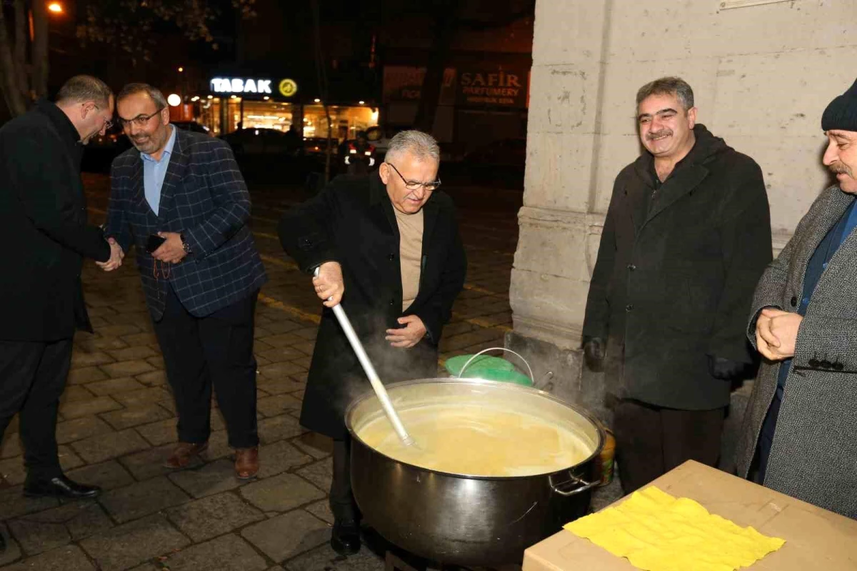 Kayseri Büyükşehir Belediye Başkanı Dr. Memduh Büyükkılıç, Kayserililere çorba ve simit ikramında bulundu
