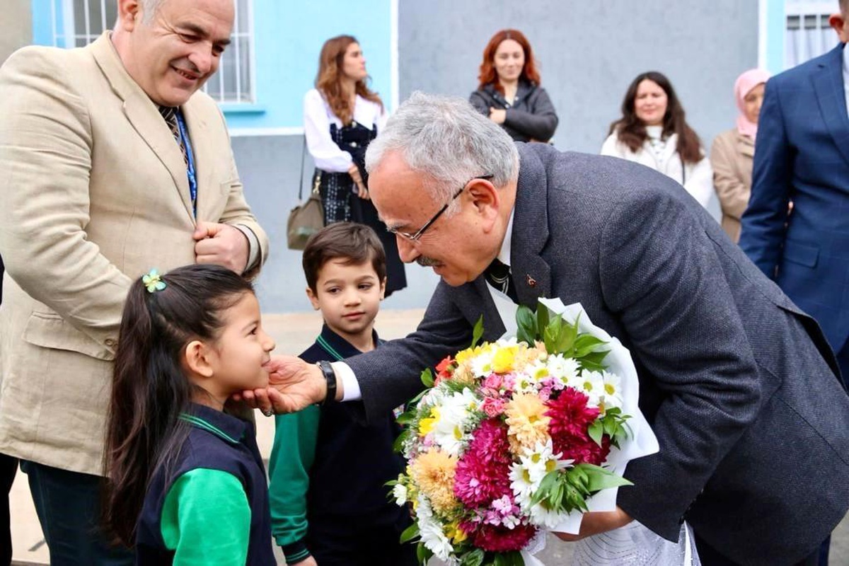 Ordu Büyükşehir Belediye Başkanı Dr. Mehmet Hilmi Güler, Öğrencilerin Karne Sevincine Ortak Oldu